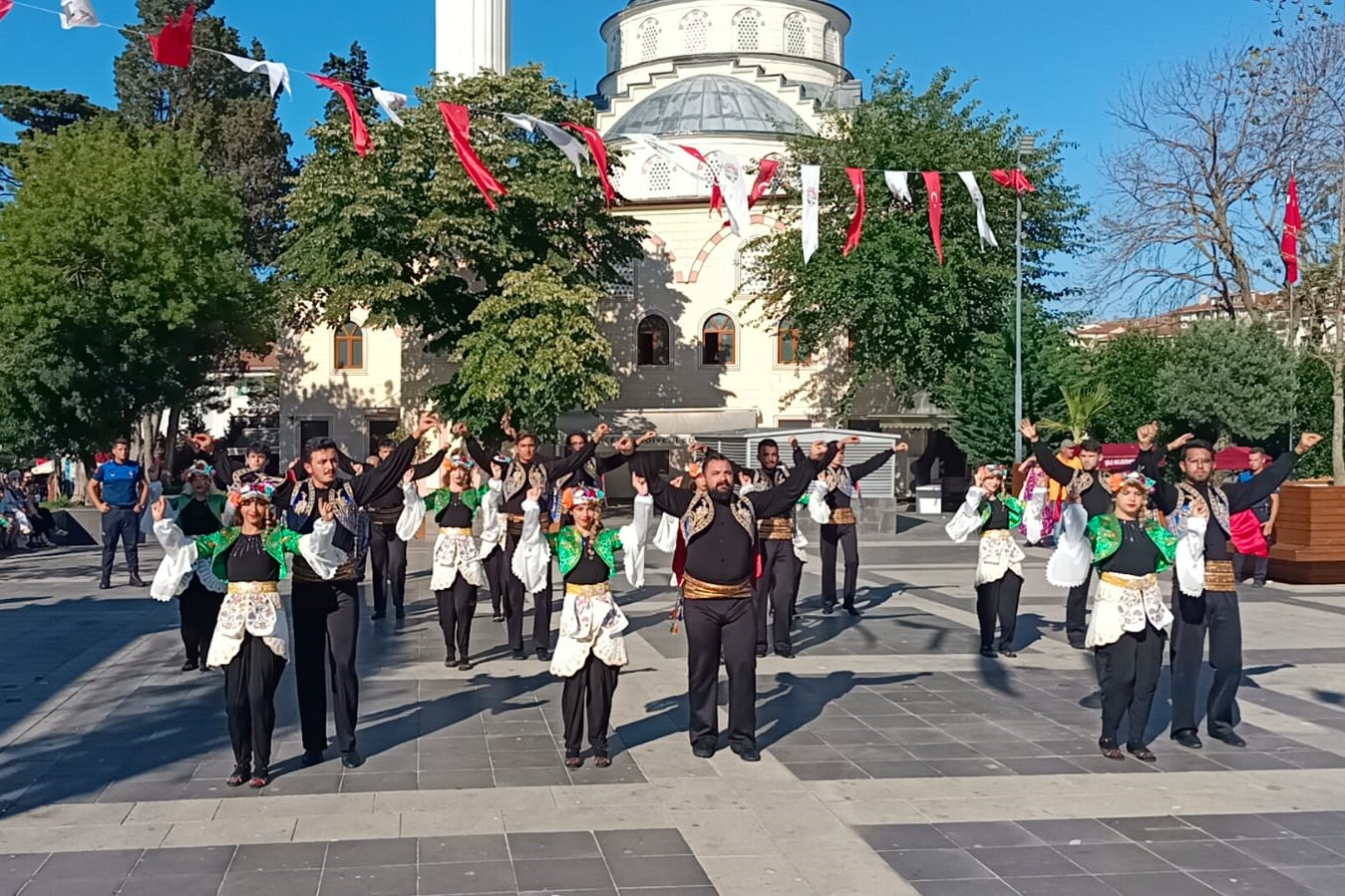 Paşa Halk Dansları Topluluğu Şile Bezi Festivalinde sahne aldı Paşa Halk Dansları Topluluğu Şile Bezi Festivalinde sahne aldı