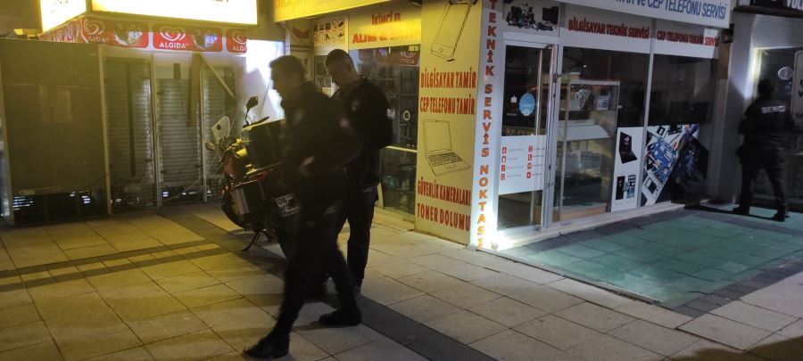 Müşterisini Silahla Vurmak İsterken, Vatandaşı Yaraladı! Müşterisini Silahla Vurmak İsterken, Vatandaşı Yaraladı!
