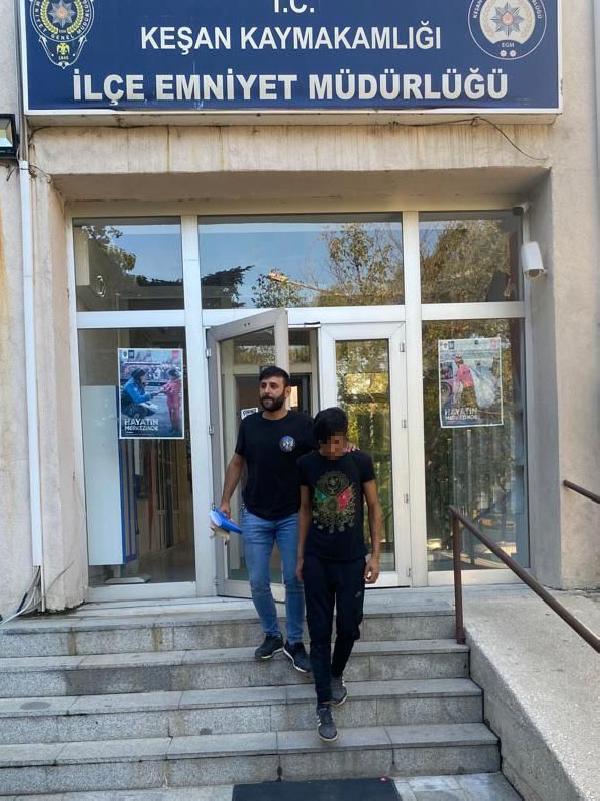 Edirne’de elektrik kablolarını keserek çalan şüpheli tutuklandı Edirne’de elektrik kablolarını keserek çalan şüpheli tutuklandı
