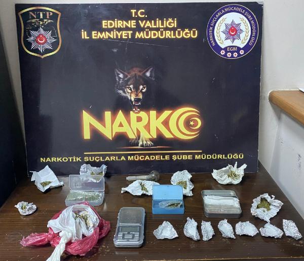 Edirne’de uyuşturucu operasyonu: 2 gözaltı Edirne’de uyuşturucu operasyonu: 2 gözaltı