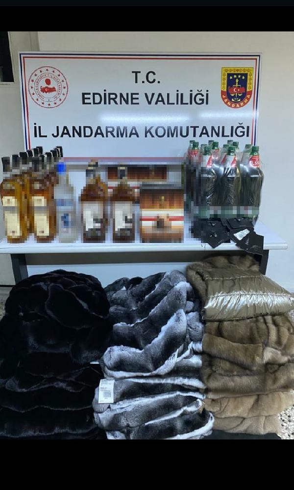 Bulgaristan’dan gelen otobüste 31 kürk, yılan derisi ve içki ele geçirildi Bulgaristan’dan gelen otobüste 31 kürk, yılan derisi ve içki ele geçirildi