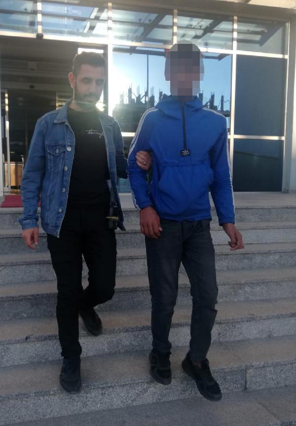 Edirne’de çok sayıda suçtan aranan 2 şüpheli yakalandı Edirne’de çok sayıda suçtan aranan 2 şüpheli yakalandı