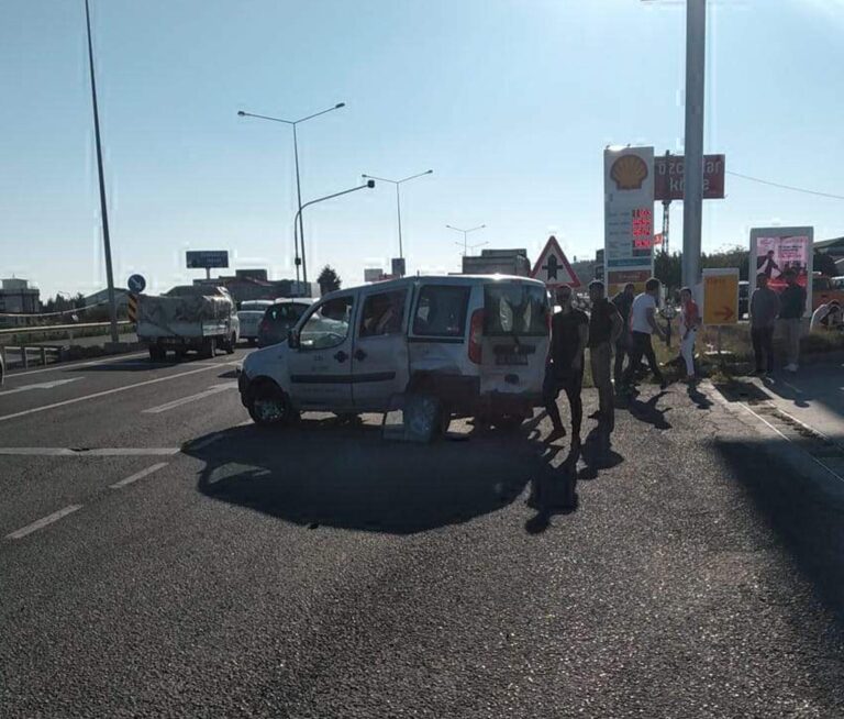 Otomobille Hafif Ticari Araç Çarpıştı: 4 Yaralı