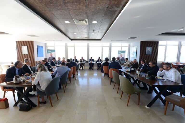 Başkan Yüksel lise müdürleri ile bir araya geldi