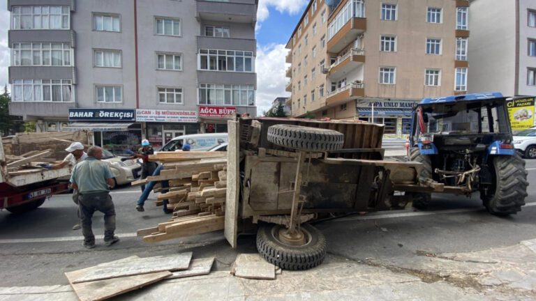 İçi Kalas Dolu Römork Devrildi