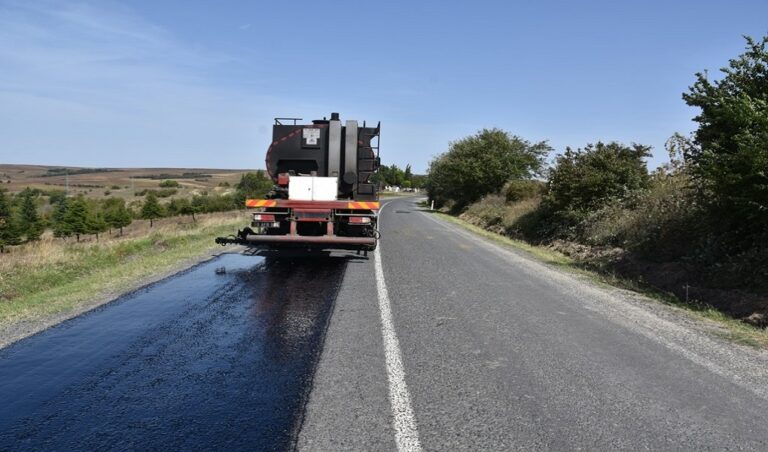 KAŞIKÇI İLE TAŞUMURCA ARASINDAKİ BAĞLANTI YOLUNDA SATHİ KAPLAMA YOL YAPIM ÇALIŞMALARI TAMAMLANDI