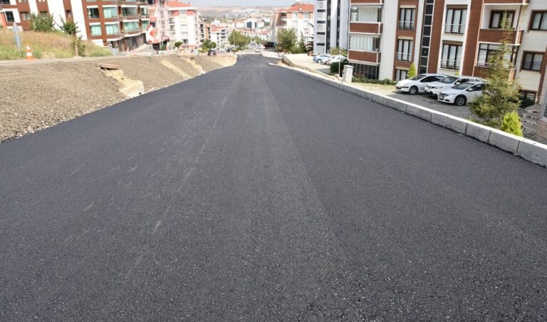 SÜLEYMANPAŞA İLÇESİ ÇANDARLIZADE İBRAHİM PAŞA CADDESİNDE YOL YAPIM ÇALIŞMALARI TAMAMLANDI