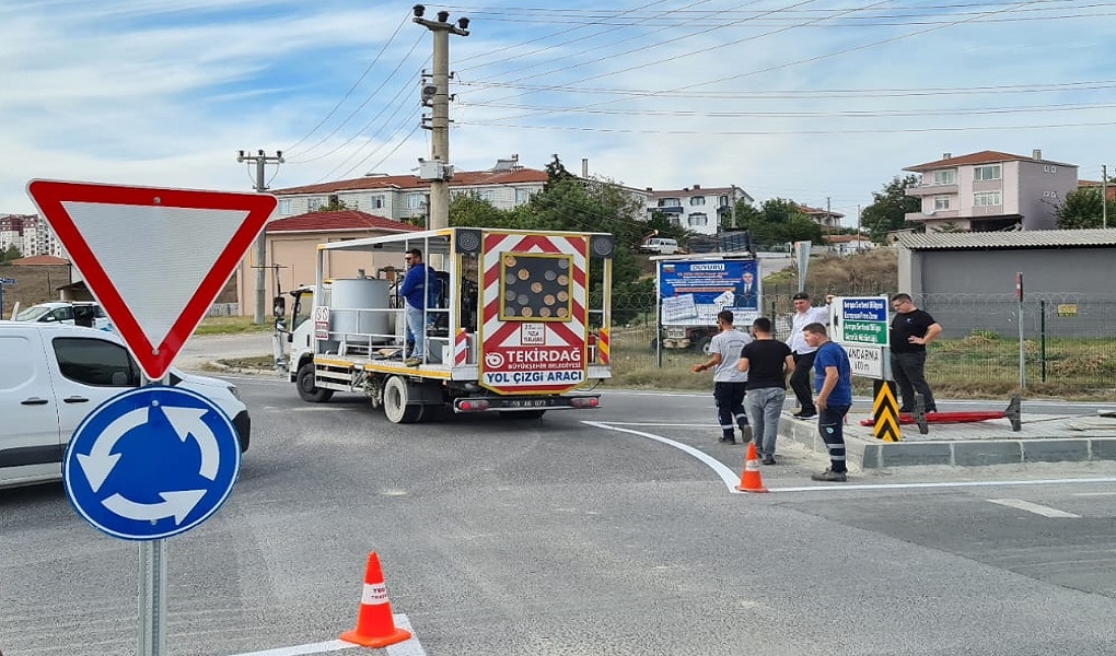 TRAFİK HİZMETLERİ ŞUBE MÜDÜRLÜĞÜ EKİPLERİ YOL GÜVENLİĞİ İÇİN ÇALIŞMALARINA DEVAM EDİYOR TRAFİK HİZMETLERİ ŞUBE MÜDÜRLÜĞÜ EKİPLERİ YOL GÜVENLİĞİ İÇİN ÇALIŞMALARINA DEVAM EDİYOR