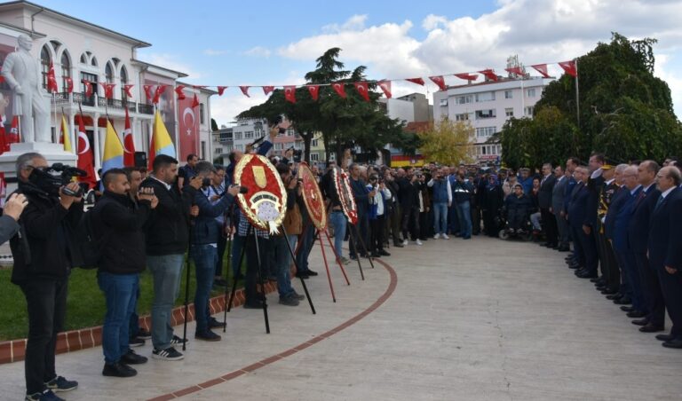 29 EKİM CUMHURİYET BAYRAMI KUTLAMALARI ÇELENK SUNMA TÖRENİ İLE BAŞLADI