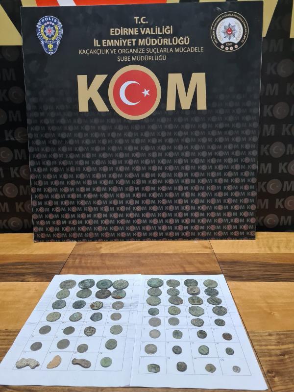 Edirne'de, otomobilde 60 sikke ele geçirildi: 1 gözaltı Edirne'de, otomobilde 60 sikke ele geçirildi: 1 gözaltı