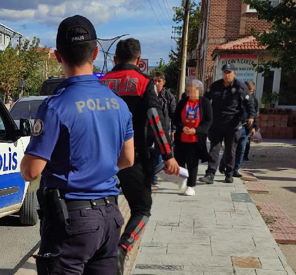 Eski erkek arkadaşını sokakta çakıyla yaralayıp, kendini ihbar etti Eski erkek arkadaşını sokakta çakıyla yaralayıp, kendini ihbar etti