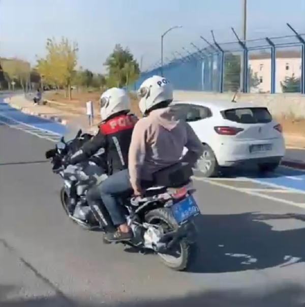 Yunus ekibi, kimliğini evde unutan adayı KPSS’ye yetiştirdi Yunus ekibi, kimliğini evde unutan adayı KPSS’ye yetiştirdi