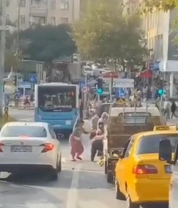 Kadınlar Sokak Ortasında Birbirine Girdi! Saçlarından Tuttu Yerde Sürükledi!