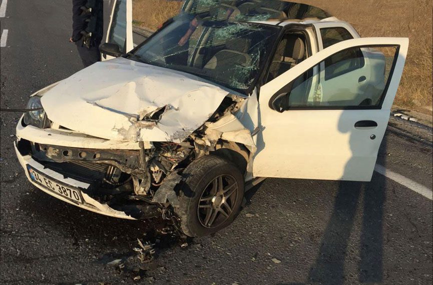 Otomobil Dönen TIR’a Çarptı! 1 Yaralı Otomobil Dönen TIR’a Çarptı! 1 Yaralı