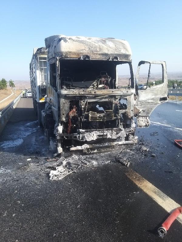 Seyir Halinde Alev Alan TIR, Hurdaya Döndü
