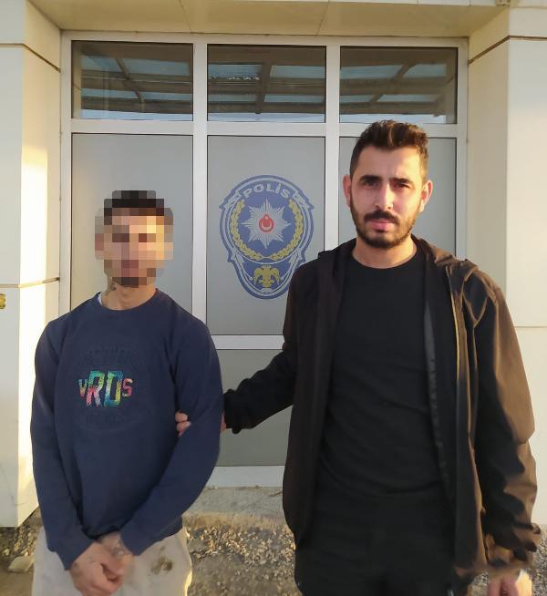 Sokakta yürüyen kadının çantasını alıp kaçan şüpheli, tutuklandı Sokakta yürüyen kadının çantasını alıp kaçan şüpheli, tutuklandı