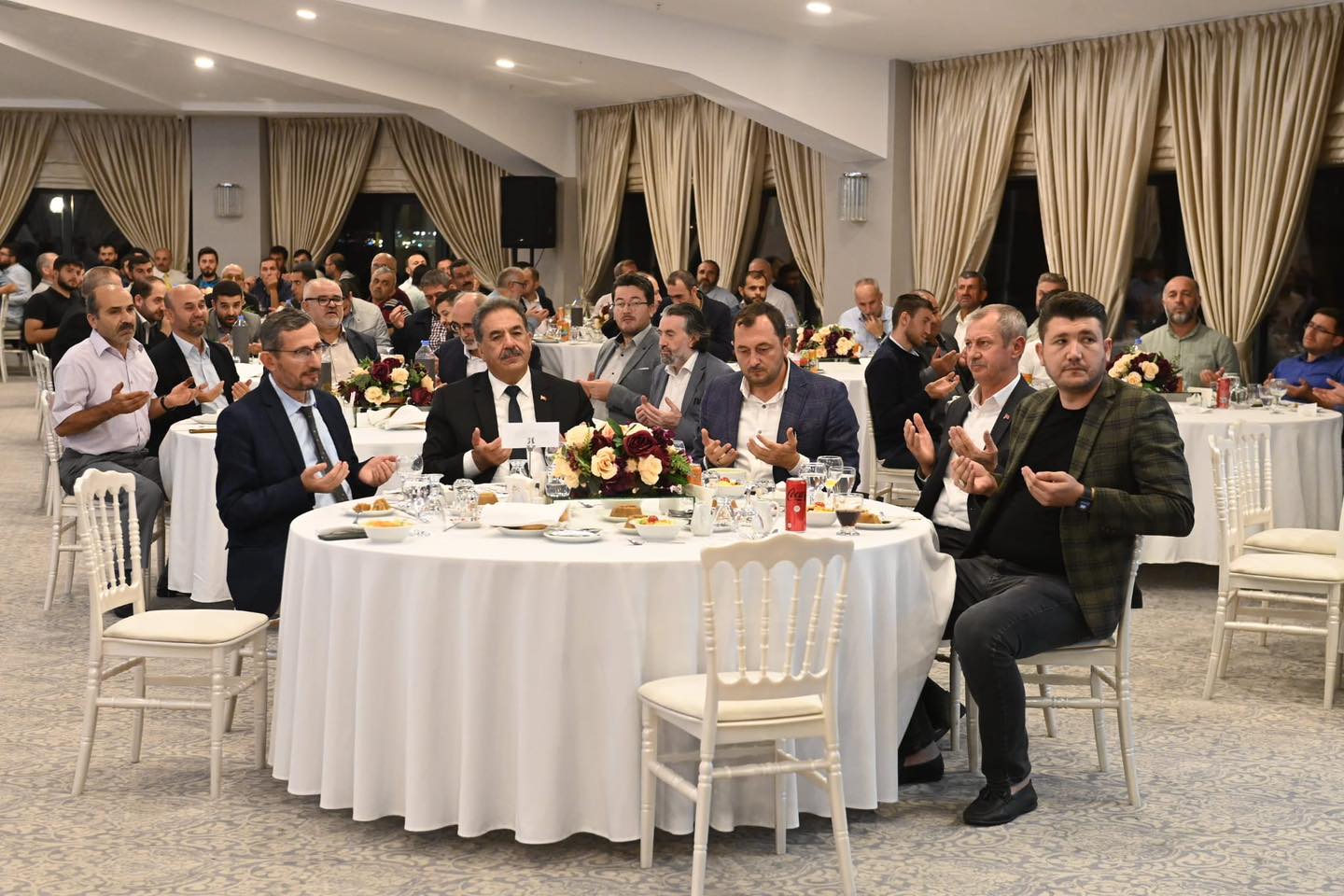 Başkan Yüksel din görevlileri ile akşam yemeğinde bir araya geldi Başkan Yüksel din görevlileri ile akşam yemeğinde bir araya geldi
