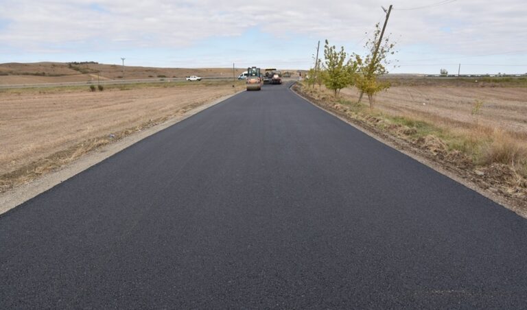 BÜYÜKŞEHİR BELEDİYESİ YOL YAPIM ÇALIŞMALARINA DEVAM EDİYOR