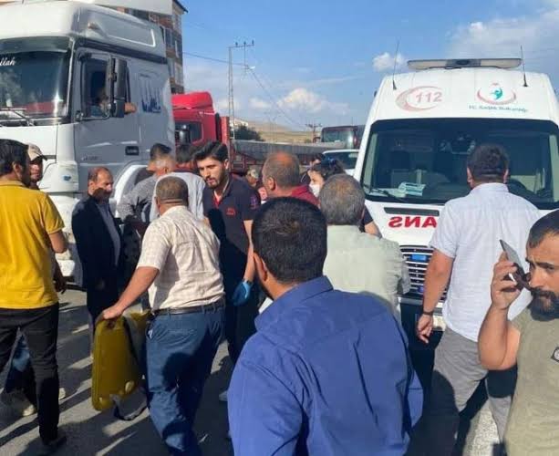 Kamyona Arkadan Çarptı: 2 Yaralı!