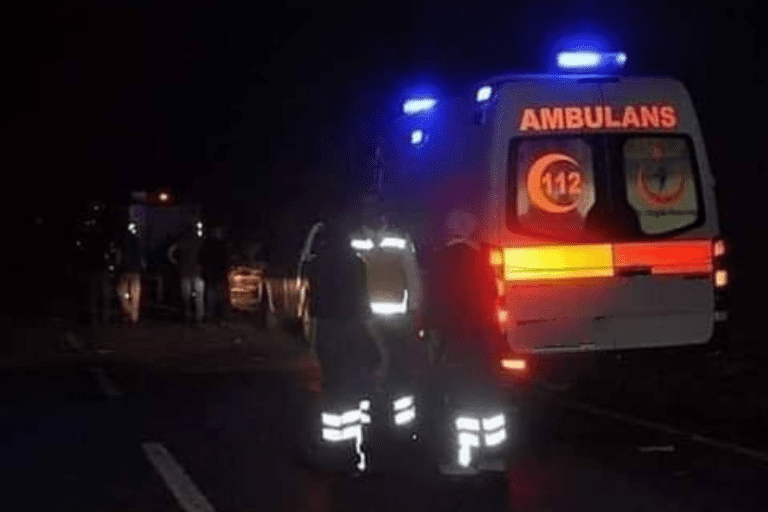 Motosiklet Sürücüsü Orta Refüje Çarptı: 2 Yaralı