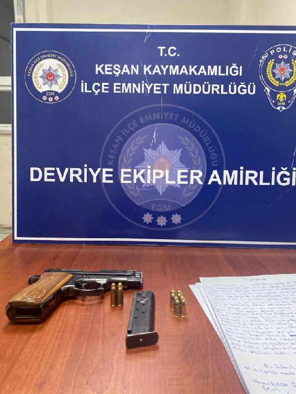 Üzerinde ruhsatsız silahla polise yakalandı Üzerinde ruhsatsız silahla polise yakalandı
