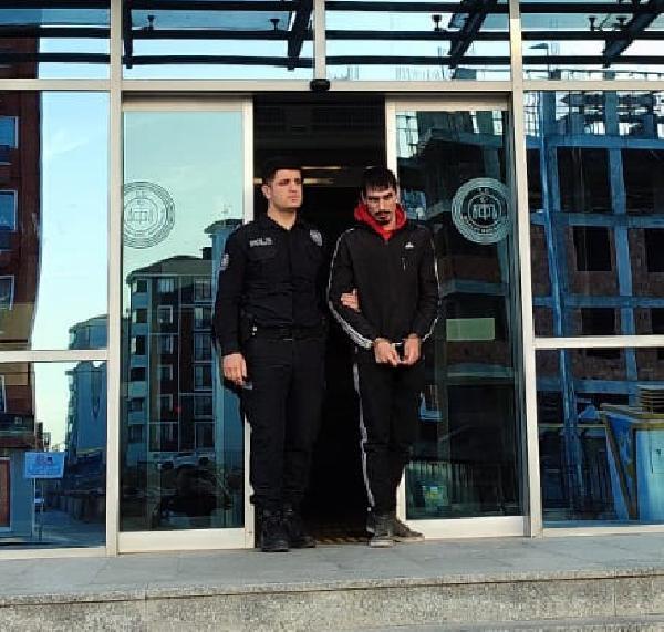 Çatı katında otururken yakalanan hırsızlık şüphelisi tutuklandı Çatı katında otururken yakalanan hırsızlık şüphelisi tutuklandı