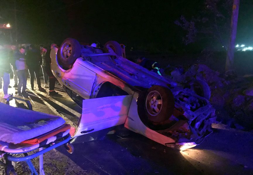 Trafik Levhalarına Çarparak Takla Attı: 3 Yaralı! Trafik Levhalarına Çarparak Takla Attı: 3 Yaralı!