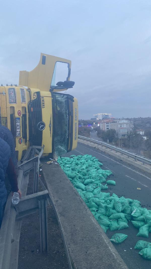 Kömür Yüklü TIR Devrildi, Yol Trafiğe Kapandı