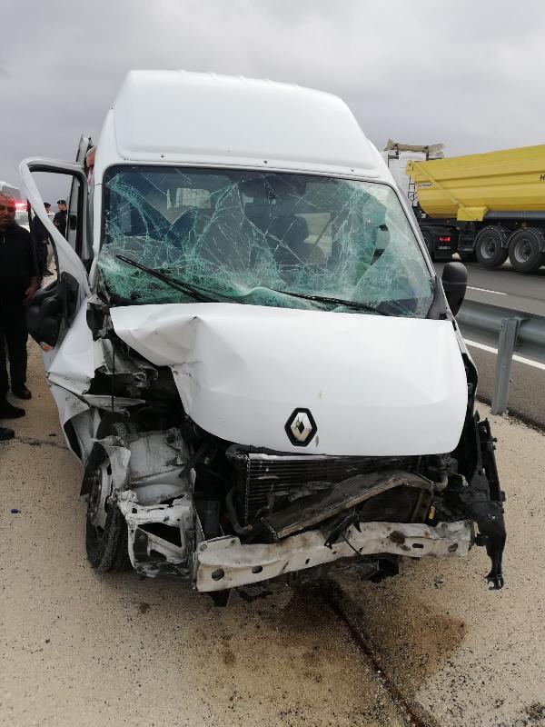 Yolcu Minibüsü Kamyonete Çarptı: 6 Yaralı