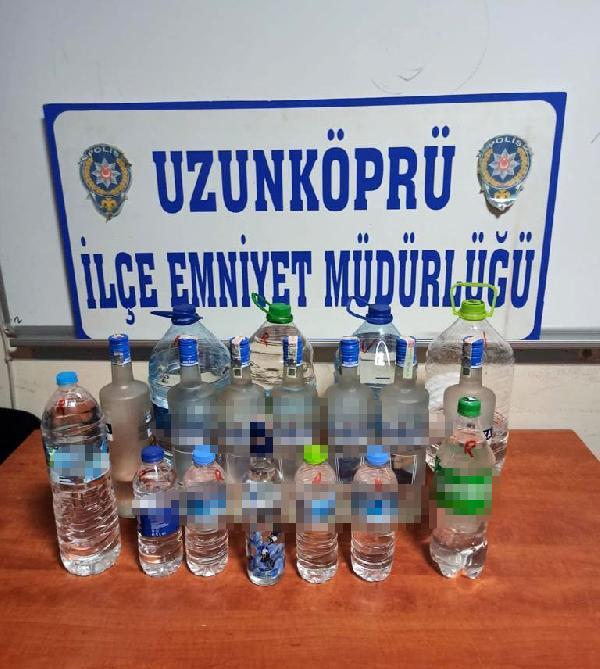 Edirne’de bir iş yerinde sahte ve kaçak içki ele geçirildi Edirne’de bir iş yerinde sahte ve kaçak içki ele geçirildi