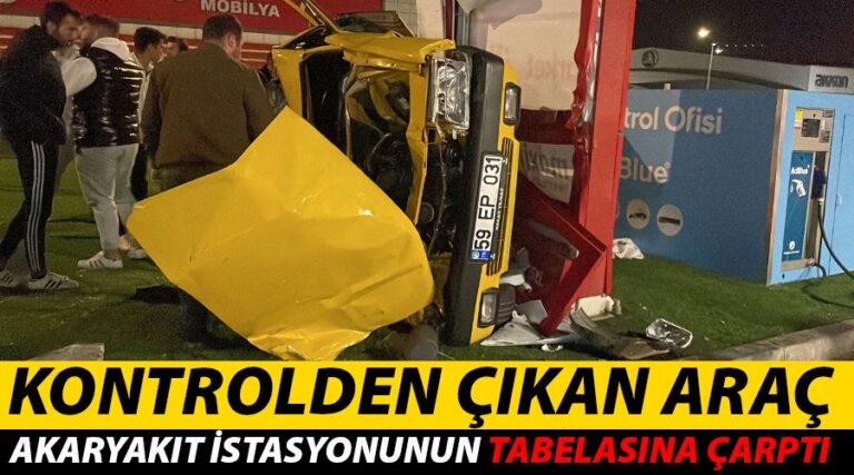 Kontrolden Çıkan Otomobil Benzin İstasyonu Tabelasına Çarptı!
