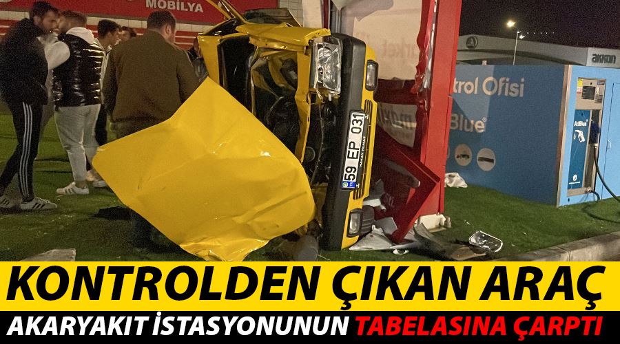 Kontrolden Çıkan Otomobil Benzin İstasyonu Tabelasına Çarptı! Kontrolden Çıkan Otomobil Benzin İstasyonu Tabelasına Çarptı!