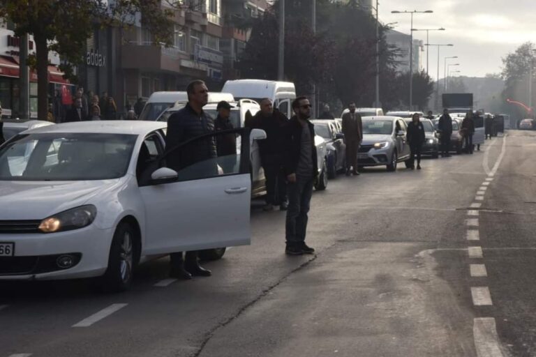 Ata’ya Özlem ve Saygı! Sirenler Çaldı, Hayat Durdu!