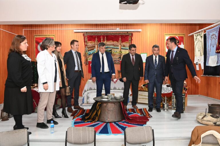 Başkan Yüksel Ticaret Borsası İlkokulunun sergi açılışına katıldı