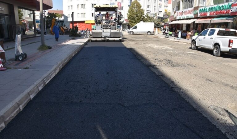ÇERKEZKÖY İLÇESİ UĞUR MUMCU CADDESİNDE SICAK ASFALT SERİMİ TAMAMLANDI
