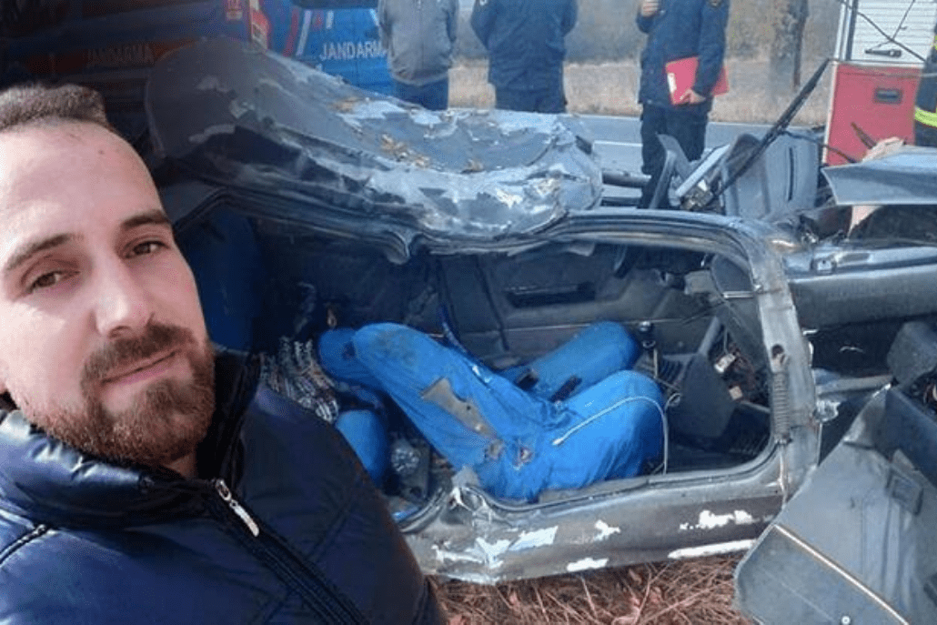 Ağaca Çarpan Otomobilin Sürücüsü Öldü Ağaca Çarpan Otomobilin Sürücüsü Öldü