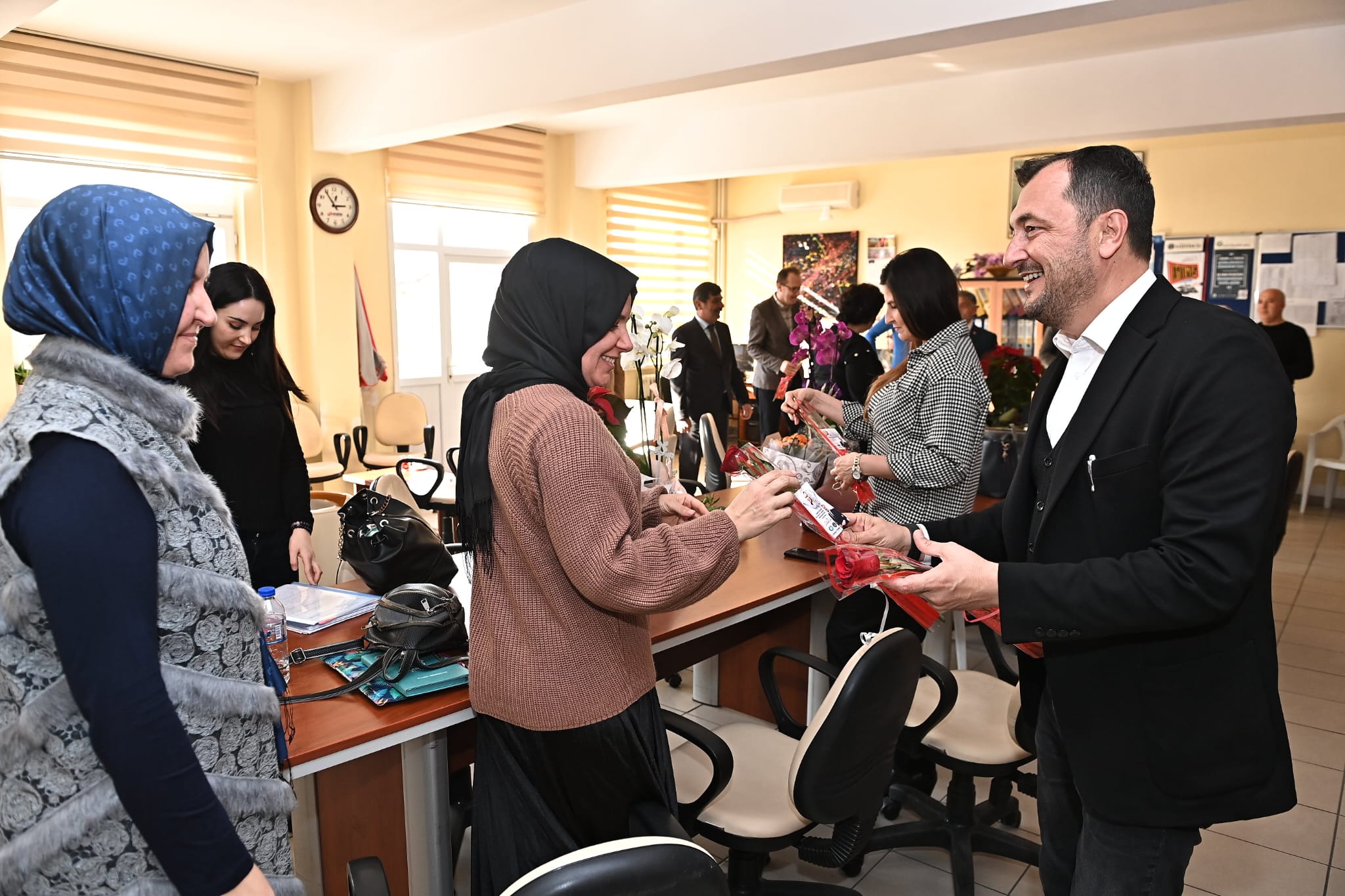 Süleymanpaşa Belediyesinden öğretmenlere 24 Kasım sürprizi Süleymanpaşa Belediyesinden öğretmenlere 24 Kasım sürprizi