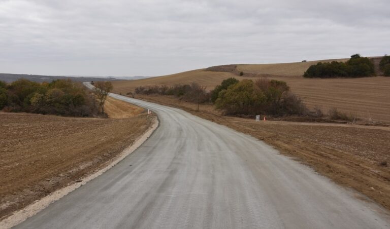 SÜLEYMANPAŞA İLÇESİ DEMİRLİ MAHALLESİNDE BETON YOL YAPIM ÇALIŞMALARI TAMAMLANDI