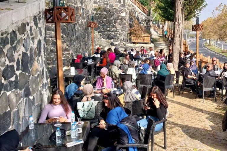 Üniversite öğrencisi kızlar Süleymanpaşa turunda