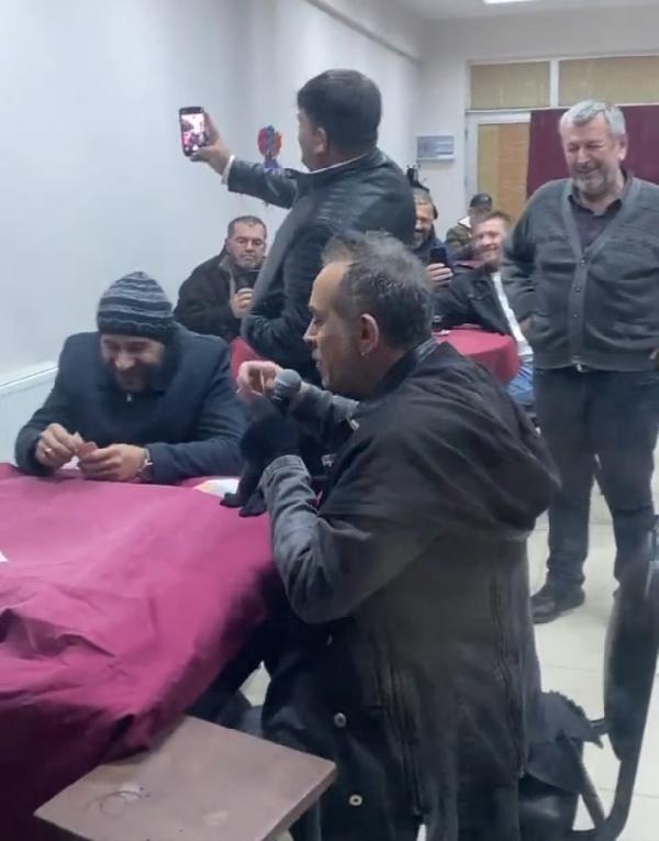 Haluk Levent konserde üşüyünce kahvehaneye girdi, hem şarkı söyledi hem kağıt oynadı Haluk Levent konserde üşüyünce kahvehaneye girdi, hem şarkı söyledi hem kağıt oynadı
