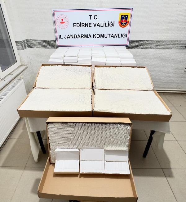 Kargo şubesindeki pakette 100 bin liralık kaçak makaron ele geçirildi Kargo şubesindeki pakette 100 bin liralık kaçak makaron ele geçirildi