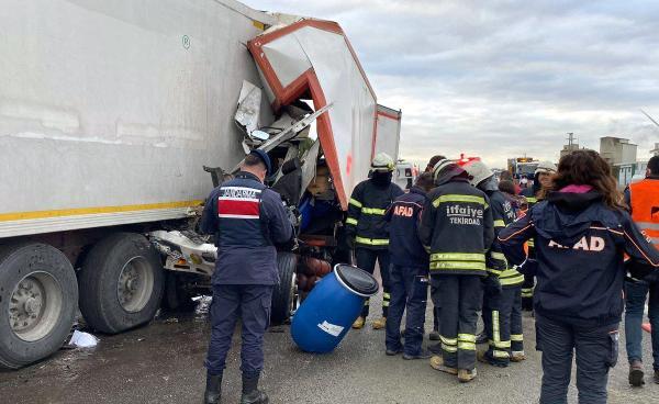 Kimyasal Madde Yüklü Kamyon TIR’a Çarptı; 1 Ağır Yaralı