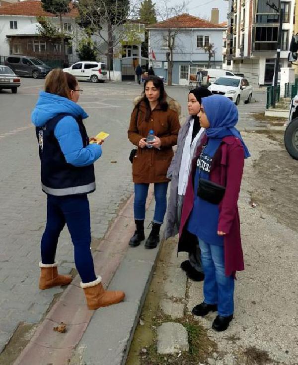 Polis, pazaryerinde esnaf ve vatandaşları KADES hakkında bilgilendirdi Polis, pazaryerinde esnaf ve vatandaşları KADES hakkında bilgilendirdi
