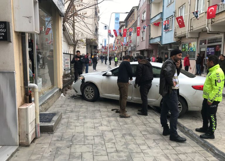 Fren Yerine Gaza Bastı: Baba ve Kız Duvara Sıkıştı: 2 Yaralı!
