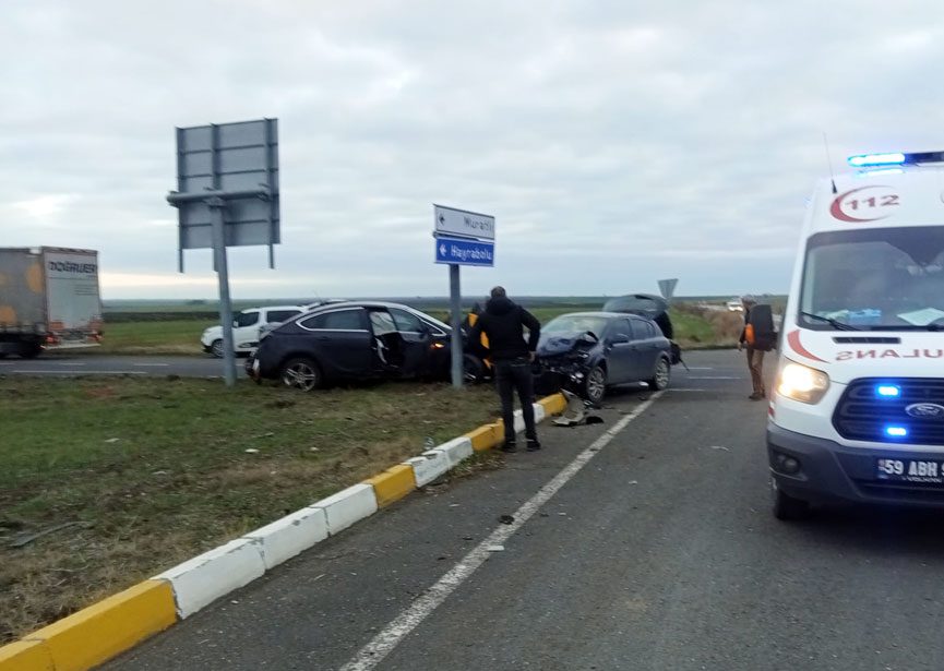 Kavşakta Kaza: 2 Yaralı! Kavşakta Kaza: 2 Yaralı!