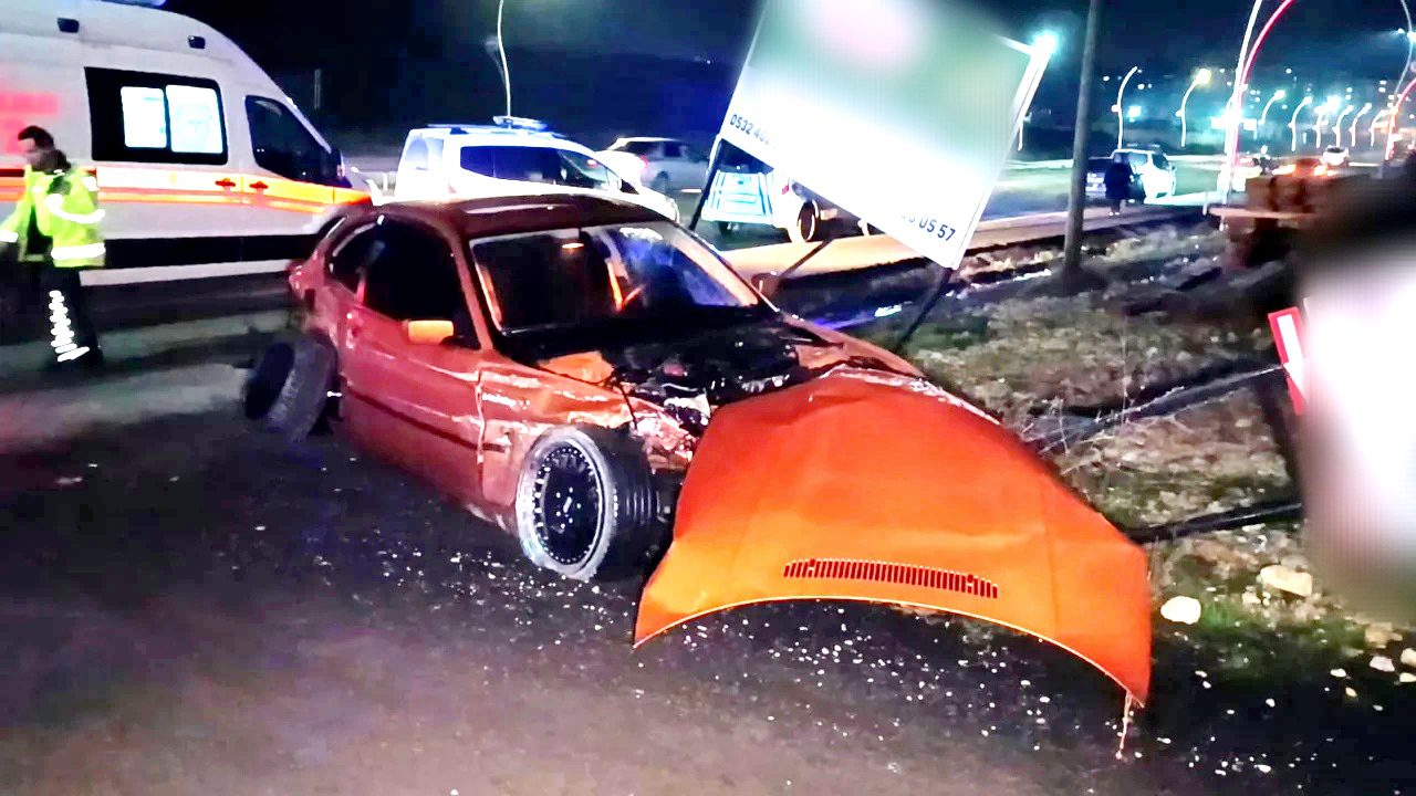 Alkollü Sürücü Minibüse Çarptı: 5 Yaralı! Alkollü Sürücü Minibüse Çarptı: 5 Yaralı!
