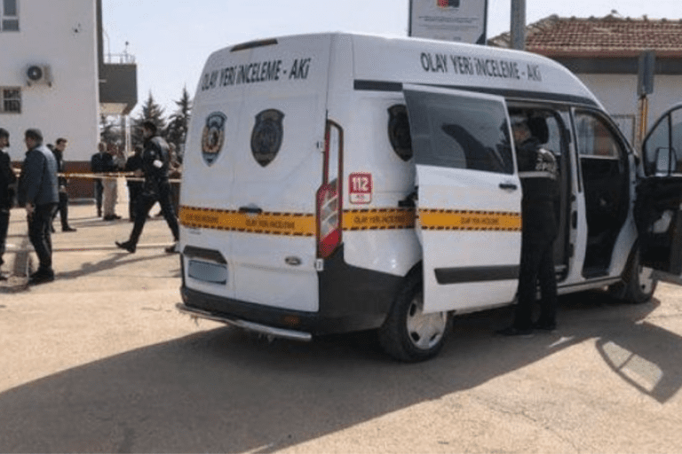 Kar Maskeli Şahıs Okul Önünde Öğretmene Saldırdı!