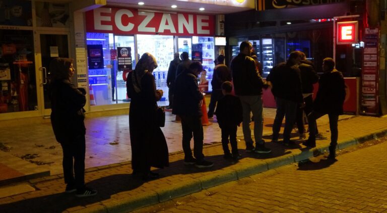 Nöbetçi Eczane Sayısı Çorlu’ya Yetmiyor! Uzun Kuyruklar Oluşuyor!