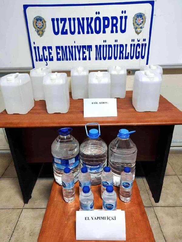 Edirne’de 32 litre etil alkol ve 17 litre sahte içki ele geçirildi Edirne’de 32 litre etil alkol ve 17 litre sahte içki ele geçirildi