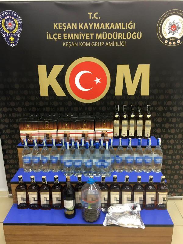 Edirne’de bir araçta 48 şişe kaçak, 6 litre sahte içki ele geçirildi Edirne’de bir araçta 48 şişe kaçak, 6 litre sahte içki ele geçirildi